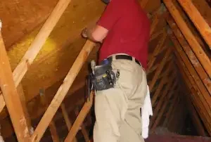 Inspector for attic insulation, Montreal