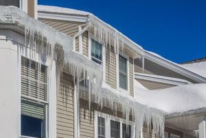 Glaçons au rebord du toit : causes & solutions
