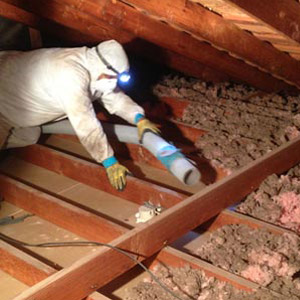 Aspiration de l'isolation de vermiculite dans un entretoit, Montréal