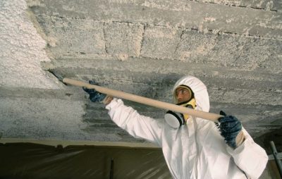 Enlèvement d'un plafond en stuc avec amiante