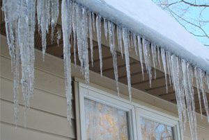 Ventilation toiture, Glaçons et barrage de glace