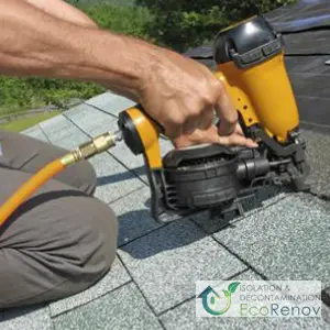 Réparation du toit avec bardeaux d'asphalte